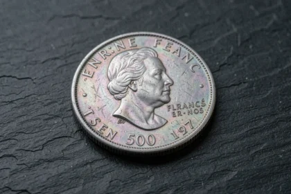 Pièce en argent 50 Francs 1977 posée sur une ardoise sombre montrant ses détails de relief et sa patine authentique